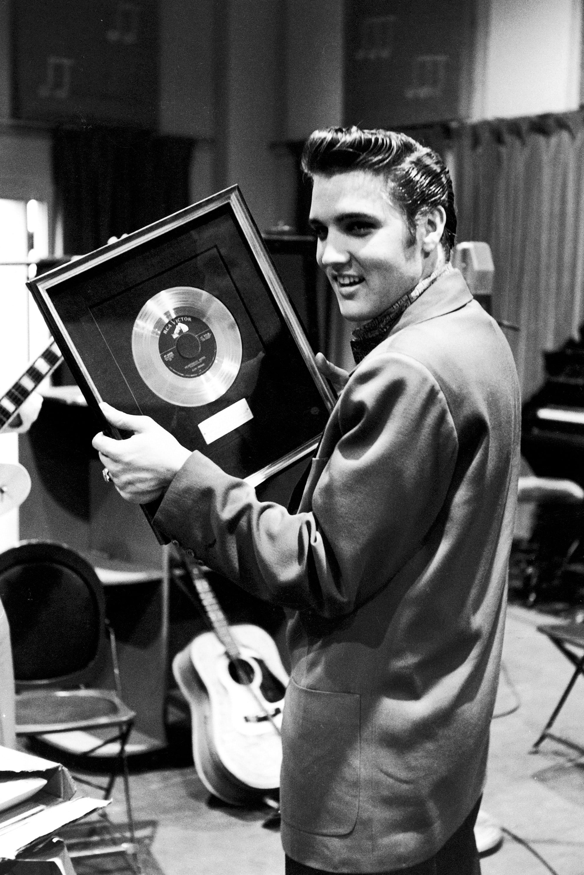 Elvis Presley con su disco de oro de &#039;Heartbreak Hotel&#039;