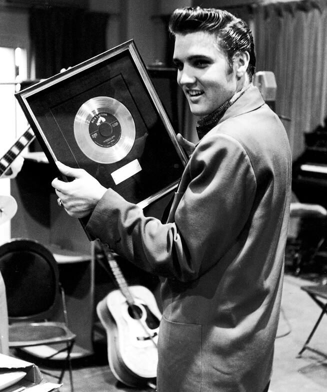 Elvis Presley con su disco de oro de &#039;Heartbreak Hotel&#039;