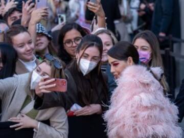 Danna Paola arrasa en Milán apostando por las plumas