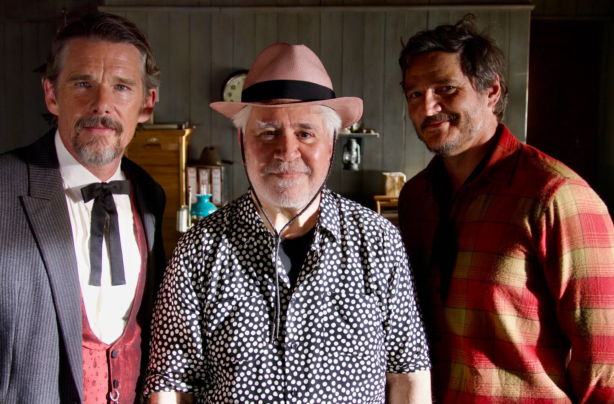 Ethan Hawke, Pedro Almodóvar y Pedro Pascal