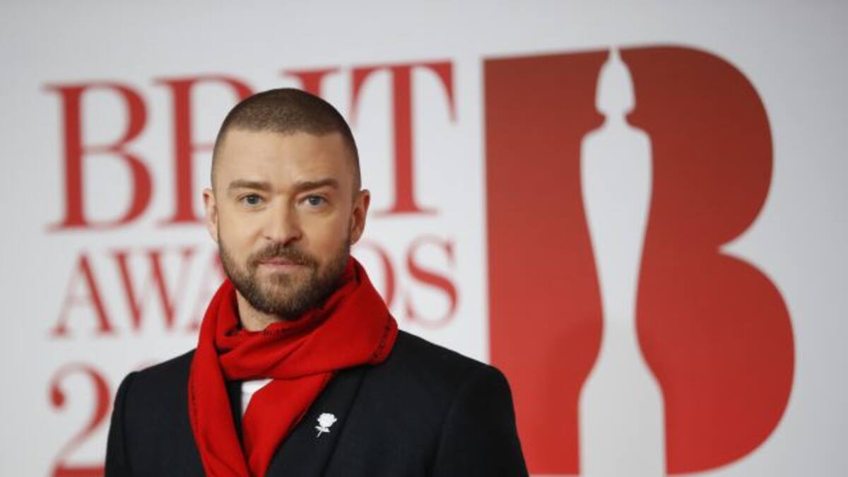 Justin Timberlake para un concierto para ayudar a una fan a decirle algo a su chico
