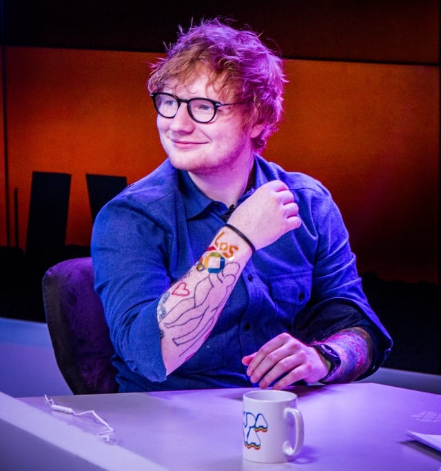 Ed Sheeran en los estudios de LOS40 mostrando su tatuaje