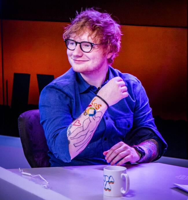 Ed Sheeran en los estudios de LOS40 mostrando su tatuaje