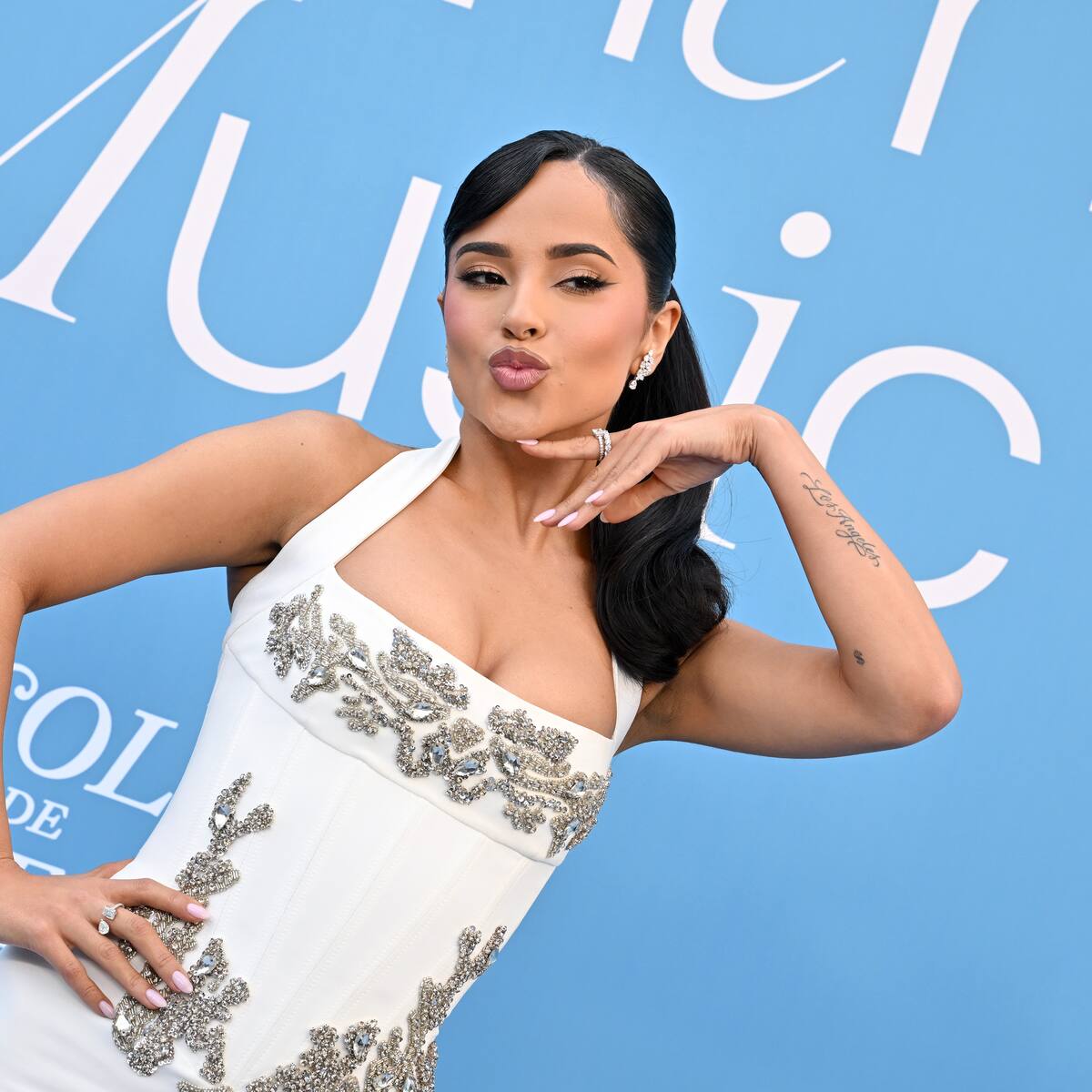 Becky G anuncia nuevo álbum con fecha incluida: ¿estará Selena Gómez en 'Baraja Bendita'?