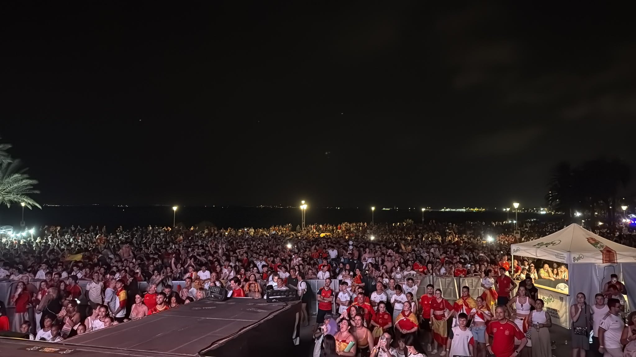 LOS40 Summer Santa Pola viendo la final del Mundial 2026