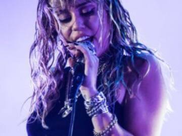 Miley Cyrus deslumbra junto a Dolly Parton y anuncia nueva canción: ‘Flowers’