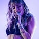 Miley Cyrus deslumbra junto a Dolly Parton y anuncia nueva canción: ‘Flowers’