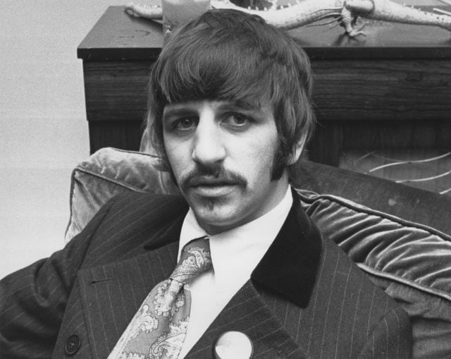 El batería Ringo Starr, del grupo inglés The Beatles, en la casa de su manager Brian Epstein en 1967.