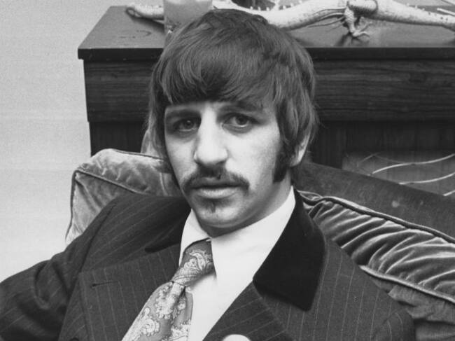 El batería Ringo Starr, del grupo inglés The Beatles, en la casa de su manager Brian Epstein en 1967.