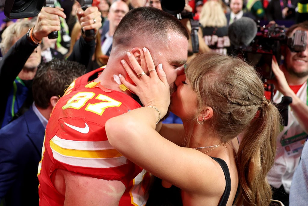 El beso de Travis Kelce y Taylor Swift en la Super Bowl 2024