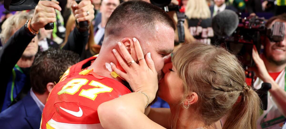 El beso de Travis Kelce y Taylor Swift en la Super Bowl 2024