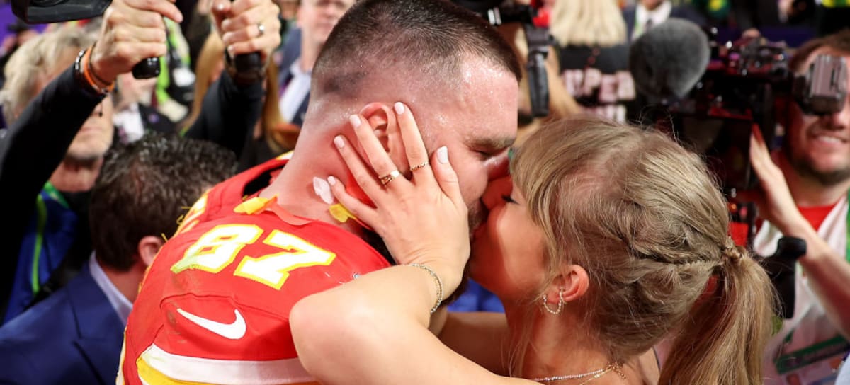 El beso de Travis Kelce y Taylor Swift en la Super Bowl 2024