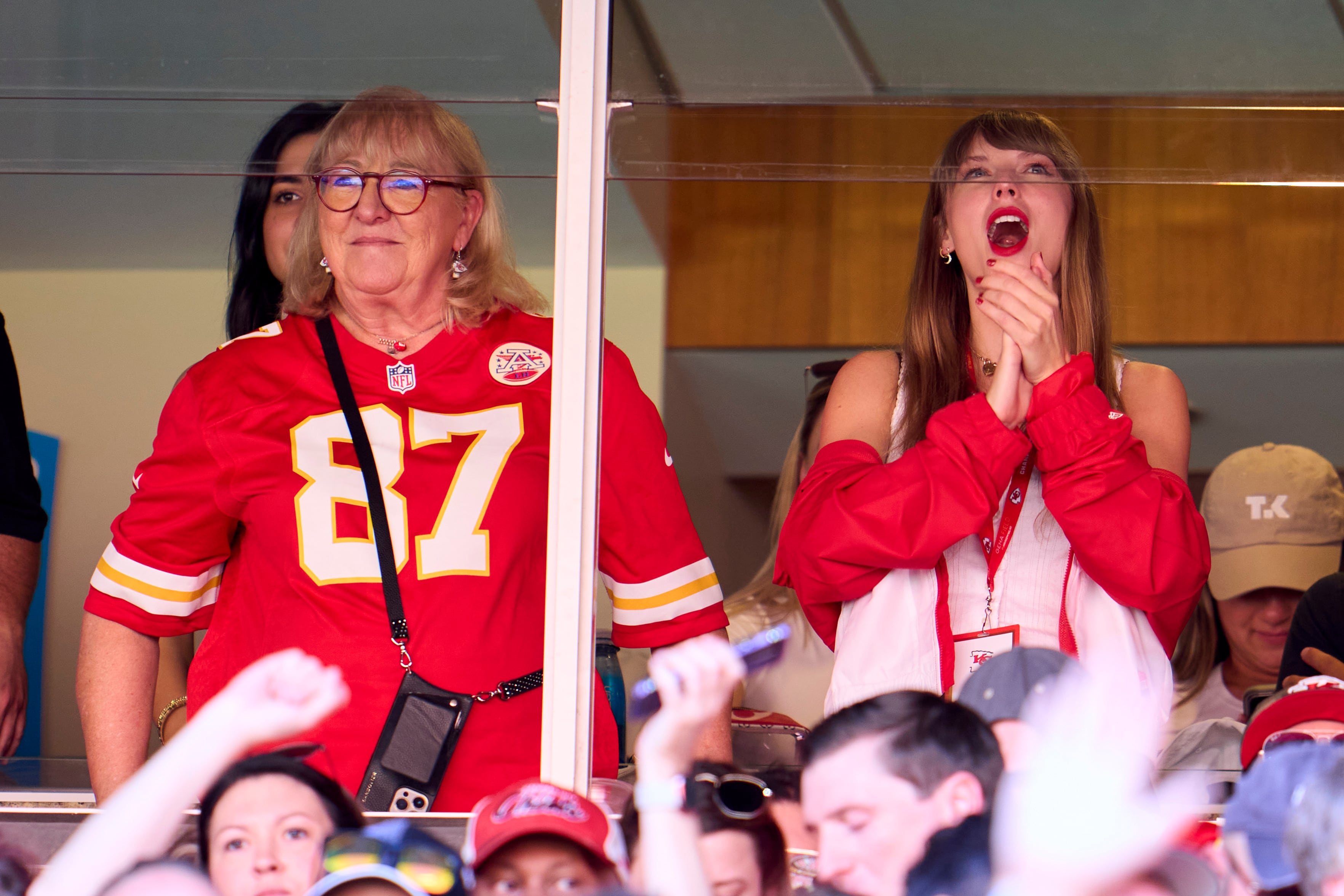 Taylor Swift anima a los Chiefs con Donna Kelce