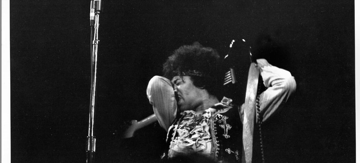 Jimi Hendrix actuando en el Monterey Pop Festival en 1967