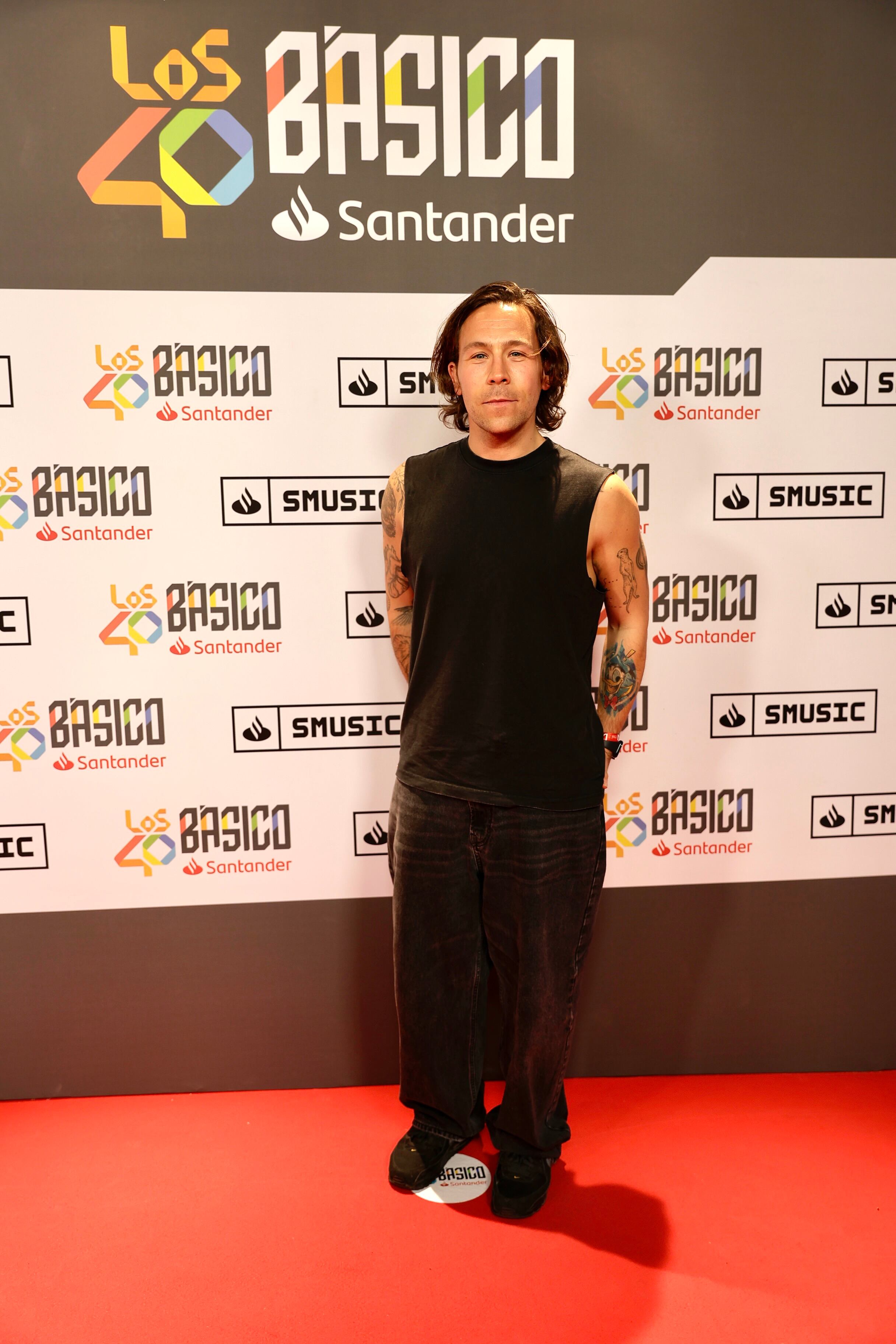 Nuestro locutor y DJ de LOS40, Óscar Martínez posó en el photocall y apostó su look al negro para no perderse el show de Dani Martín