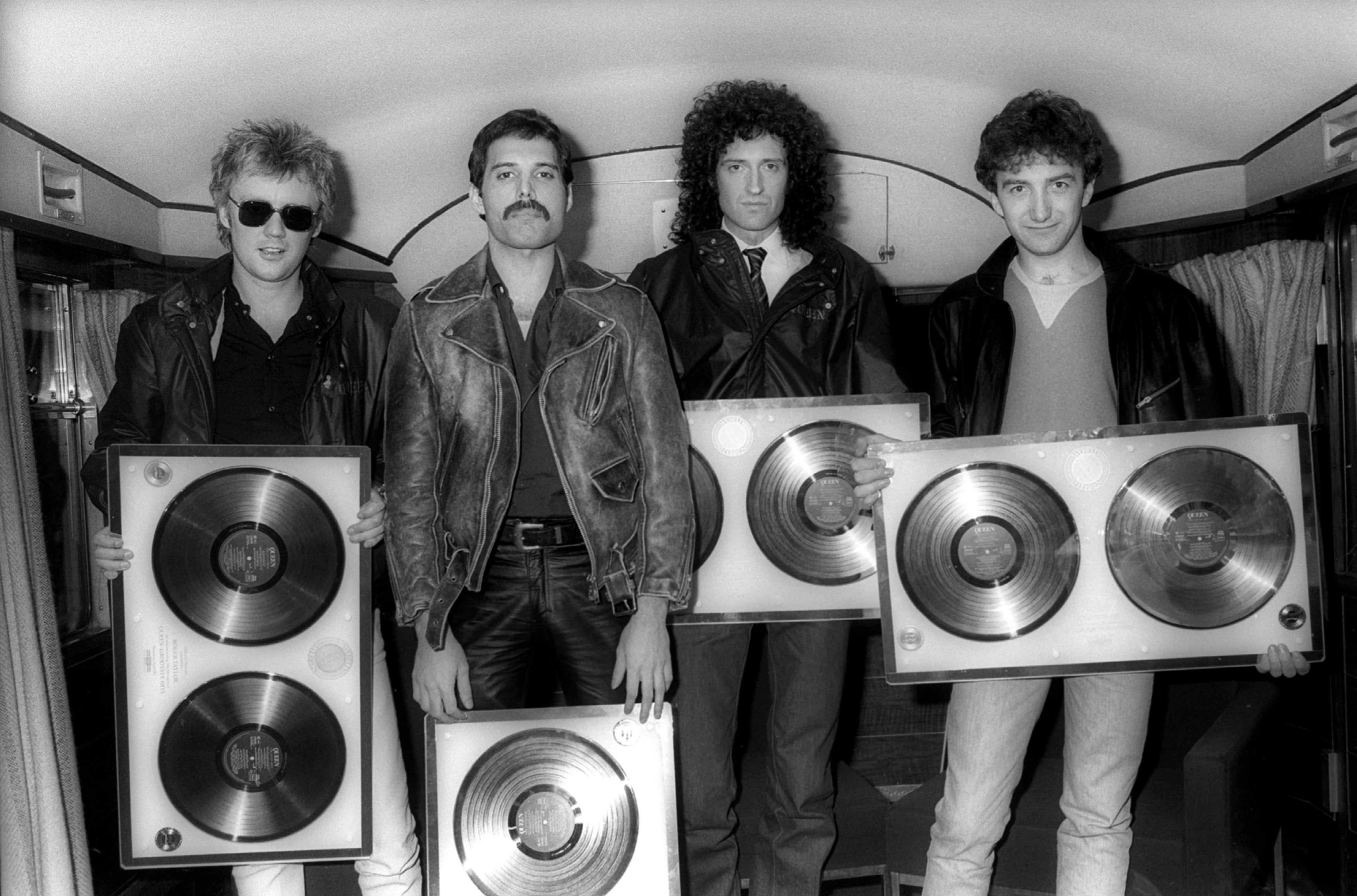 Roger Taylor, Freddie Mercury, Brian May y John Deacon posando con sus discos de oro por las ventas de &#039;Greatest Hits&#039;.