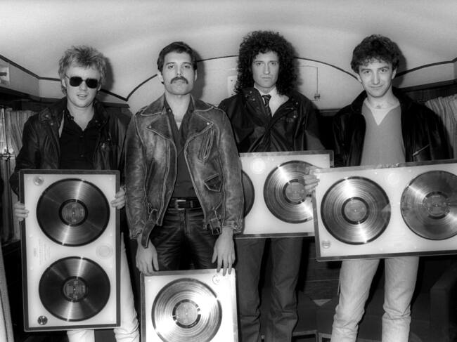 Roger Taylor, Freddie Mercury, Brian May y John Deacon posando con sus discos de oro por las ventas de &#039;Greatest Hits&#039;.