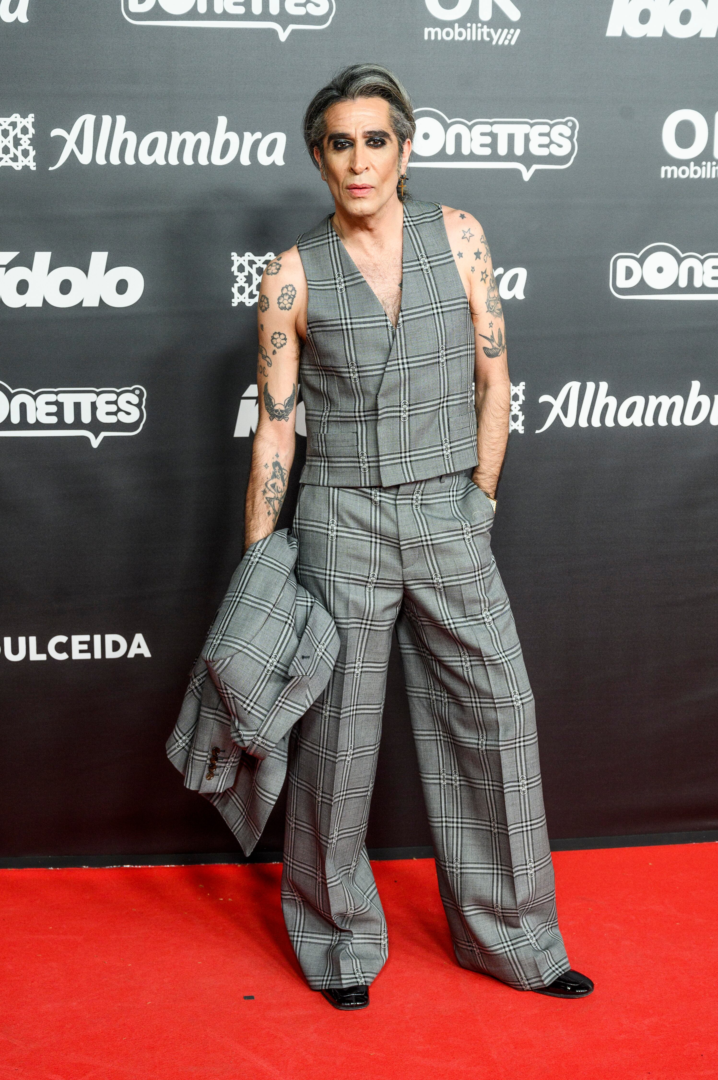 En cualquier redacción de revista de moda habría triunfado con este look de oficina de pantalón con chaleco a cuadros grises, pero quizás esperábamos algo más de Mario Vaquerizo.