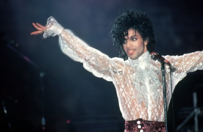 Prince (1958-2016) actúa en el escenario durante el Purple Rain Tour de 1984 el 4 de noviembre de 1984, en el Joe Louis Arena en Detroit, Michigan.