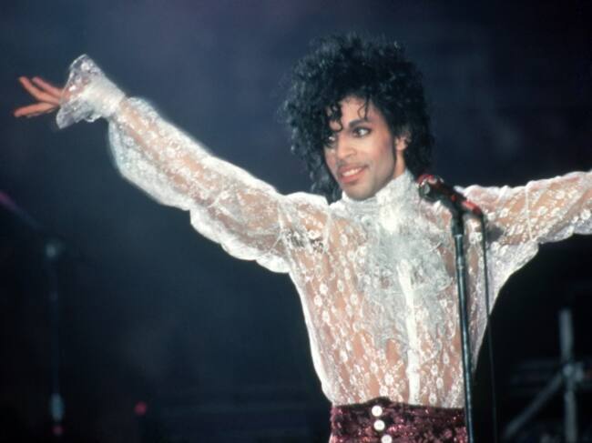 Prince (1958-2016) actúa en el escenario durante el Purple Rain Tour de 1984 el 4 de noviembre de 1984, en el Joe Louis Arena en Detroit, Michigan.