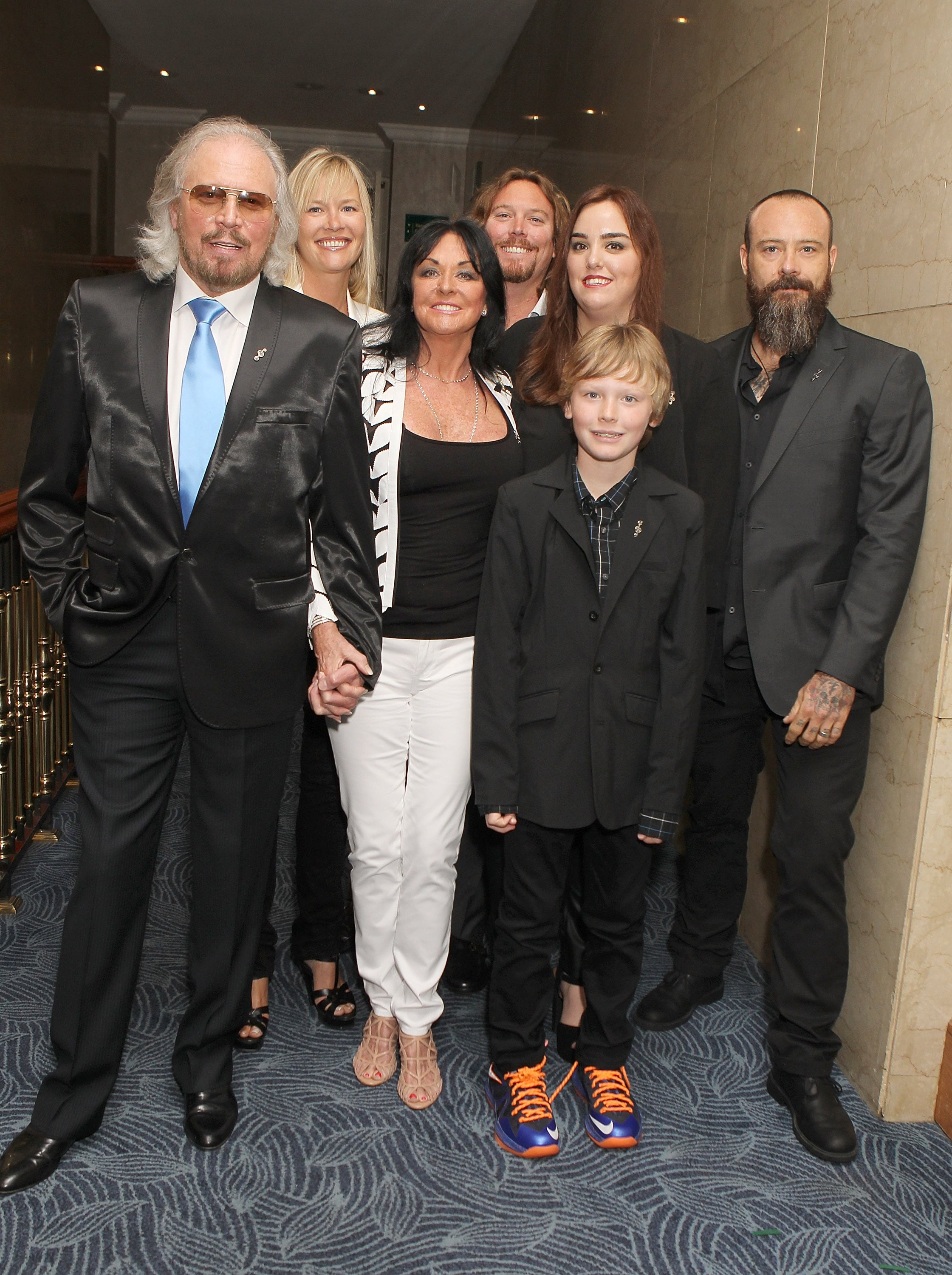 Barry Gibb y Linda Gibb con su familia en los Nordoff Robbins Silver Clef Awards en Londres