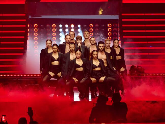 Una canción y una coreografía casi hipnótica... Sinceramente