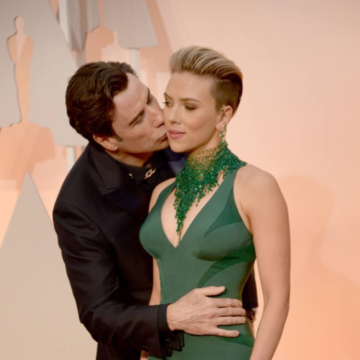 Scarlett Johansson: 'No hubo nada raro en el beso de John Travolta'