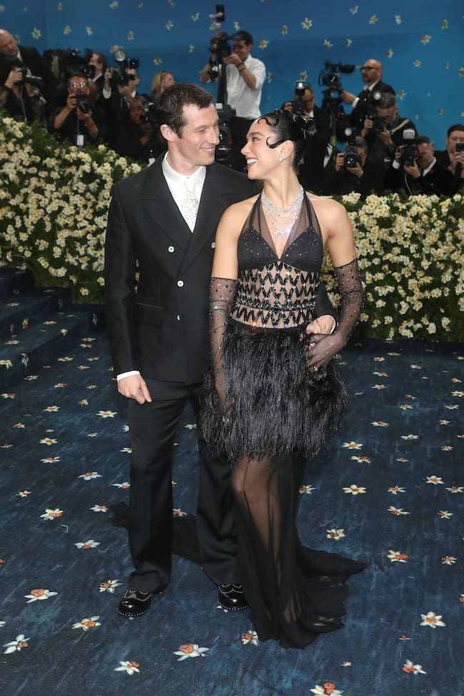 Callum Turner Y Dua Lipa en la Met Gala 2025