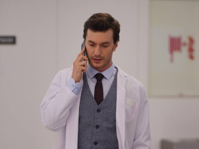 Serdar Öztürk (Sarp Can Köroglu), el médico de 'El hombre equivocado'