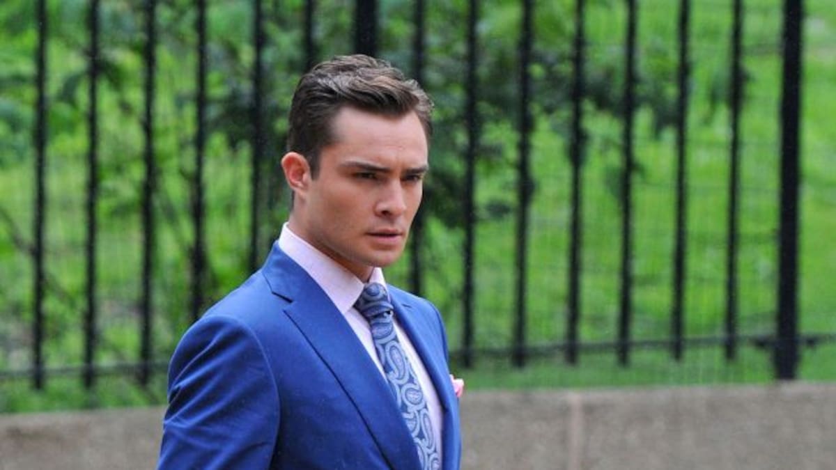 Chuck Bass de ‘Gossip Girl’ se quita el traje y luce abdominales