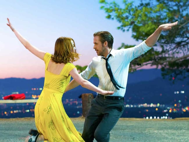 Emma Stone (i) y Ryan Gosling (d) en una escena promocional de 'La La Land'
