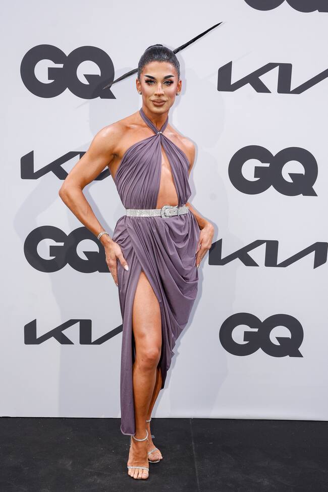 Carmen Farala, ganadora de Drag Race España 1, posó con un vestido de corte midi con una abertura lateral.