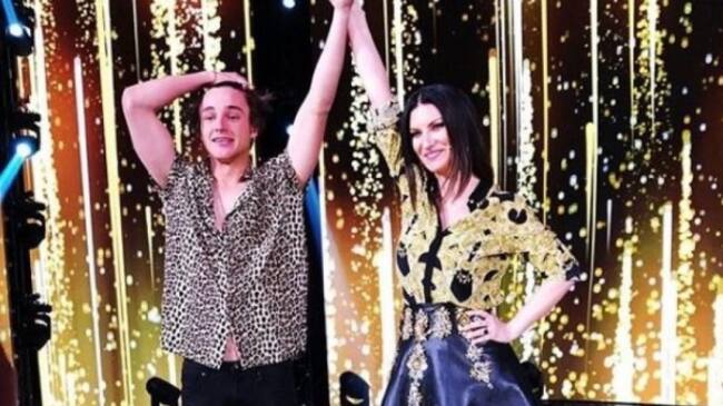 Laura Pausini alza el brazo de su ganador