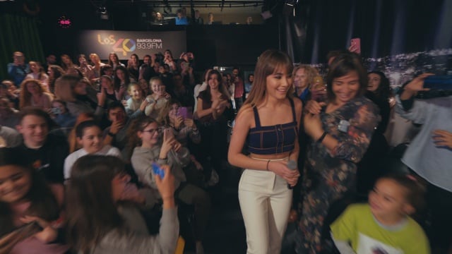 Aitana entrando en el estudio Toresky de LOS40 Barcelona