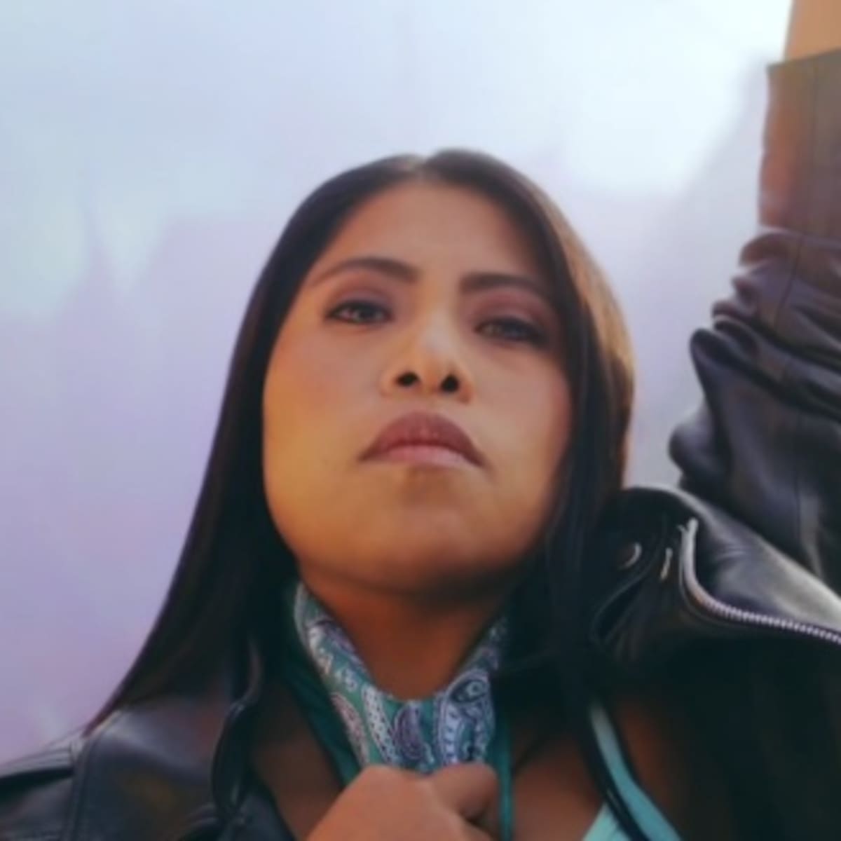 Yalitza Aparicio es protagonista en el nuevo video de Mon Laferte y Guaynaa