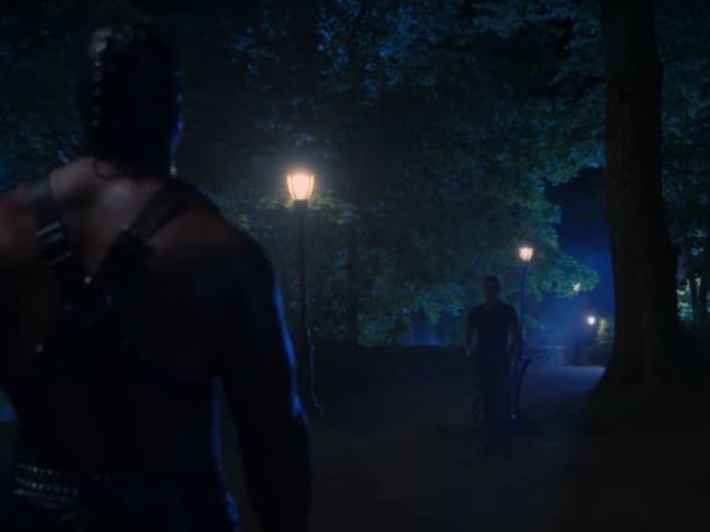 Big Daddy buscnado a su próxima víctima en 'American Horror Story: NYC'.