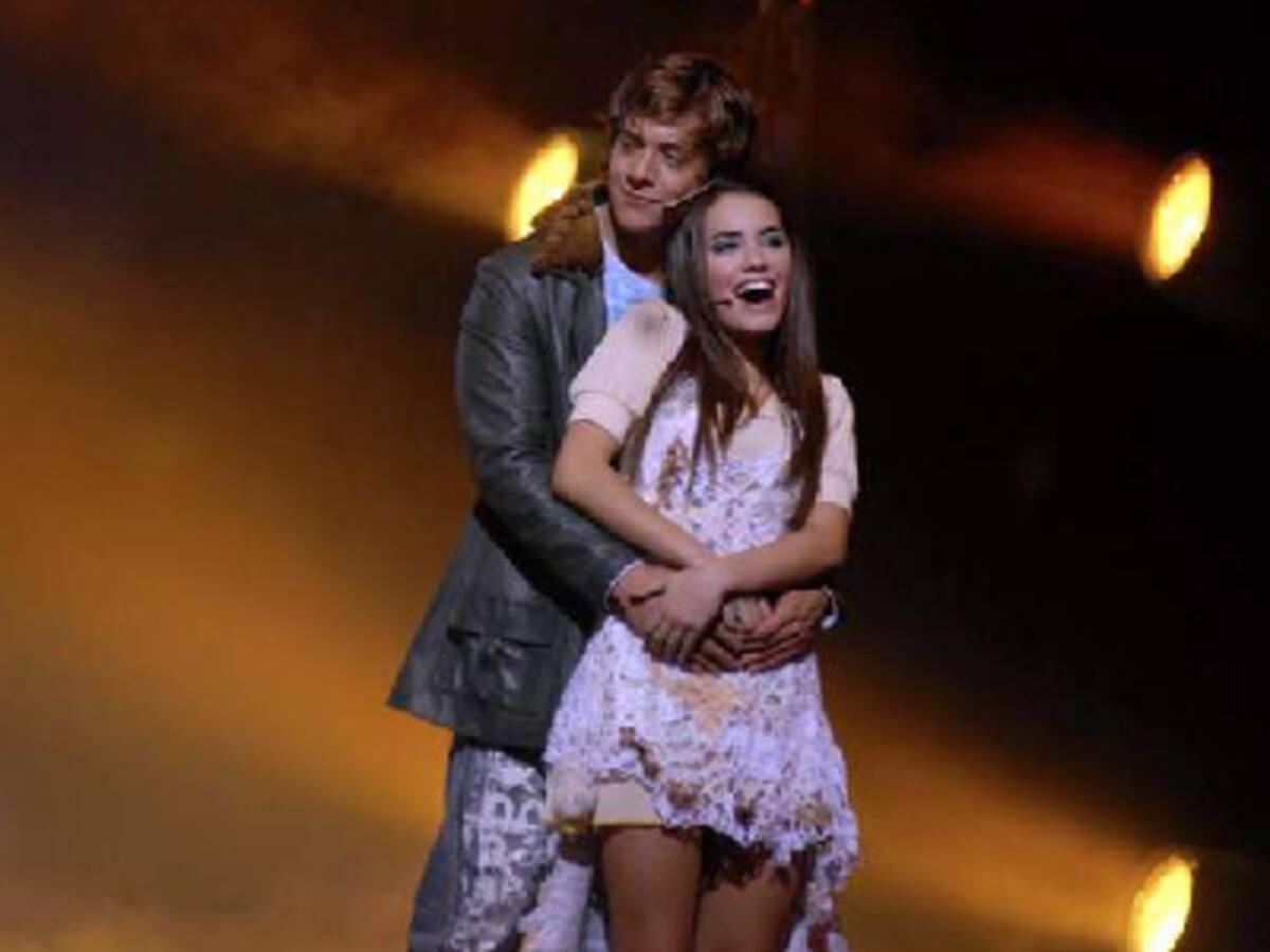 Rama y Marianela cantan a dúo.