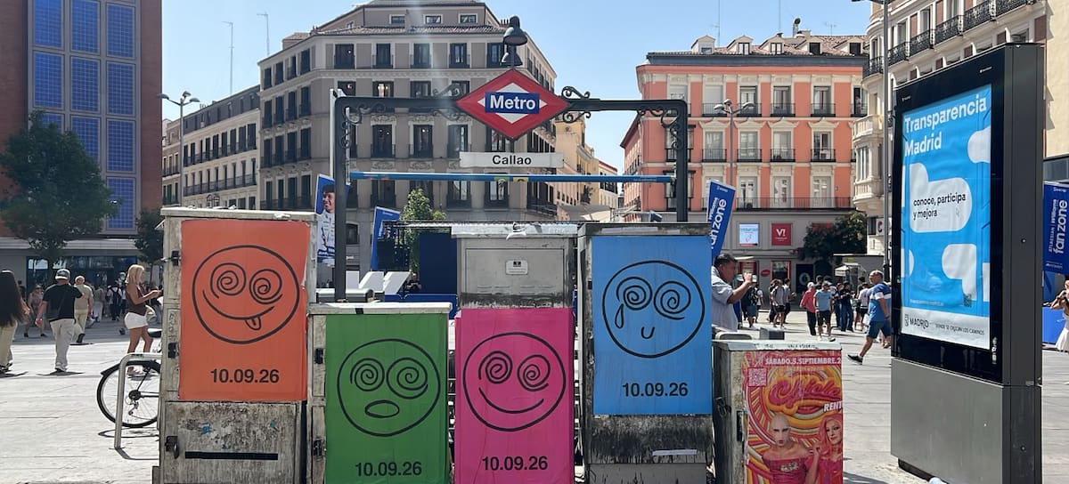 Carteles de colores en la Plaza de Callao de Madrid.