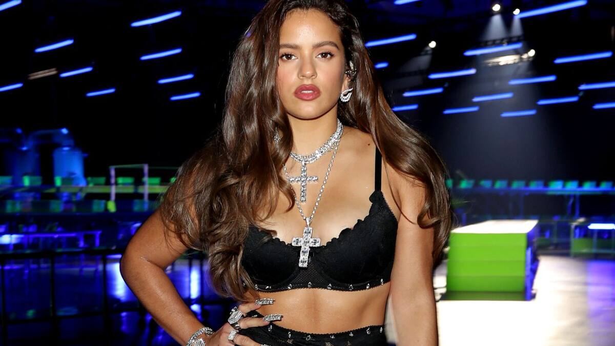 Rosalía arrasa en Instagram con su posado en trikini y su beso en vacaciones con Rauw Alejandro