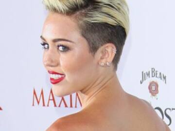 Miley Cyrus se lo quita todo para la portada más explosiva de 2021