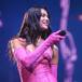DUA LIPA CELEBRA LOS 5 AÑOS DE SU DISCO DEBUT EN BARCELONA, CON ALGUNA CAÍDA Y SU VISITA A LA SAGRADA FAMILIA