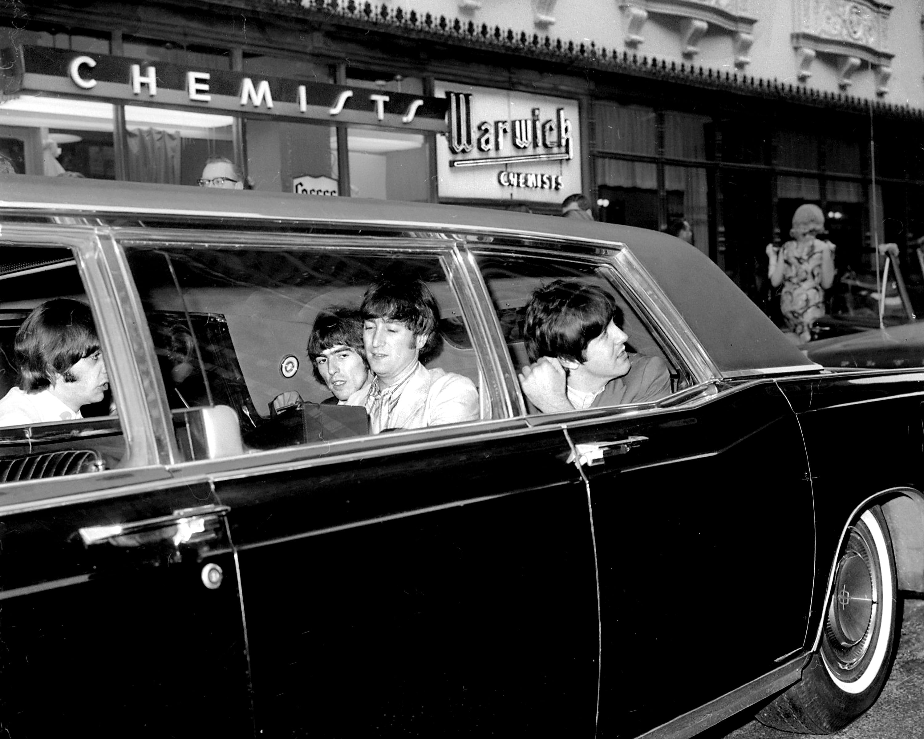 Los Beatles salen del Hotel Warwick en limusina hacia el Shea Stadium