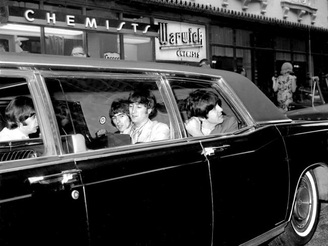 Los Beatles salen del Hotel Warwick en limusina hacia el Shea Stadium
