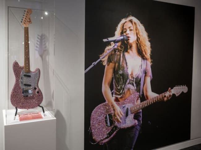 Guitarra rosa repleta de cristales con la que Sahira tocó, en 2007, durante su gira de 'Fijación Oral'.