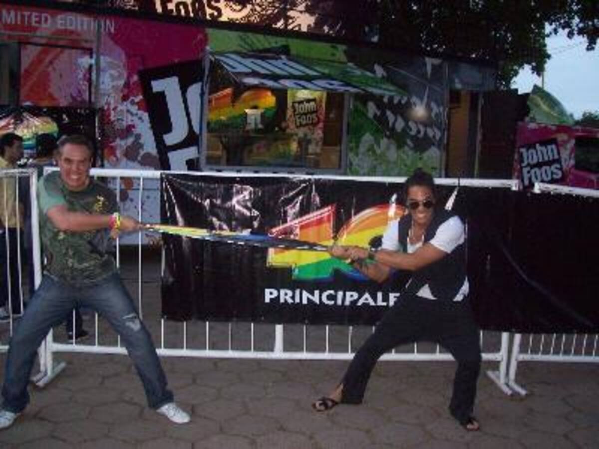 Camión 40 Principales y John Foos en el show The Black Eyed Peas