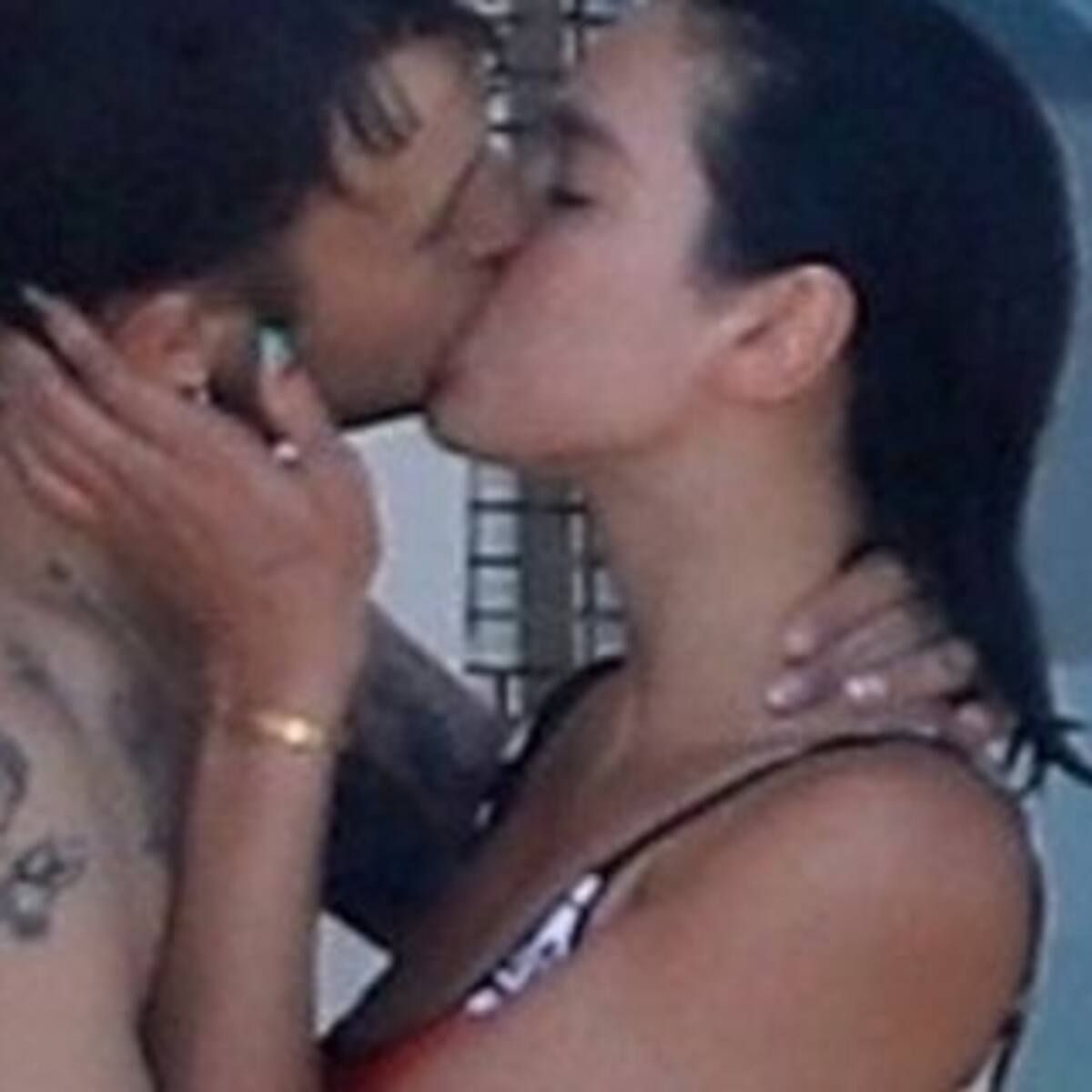 Las fotos más románticas de Dua Lipa a los besos con su novio en la playa