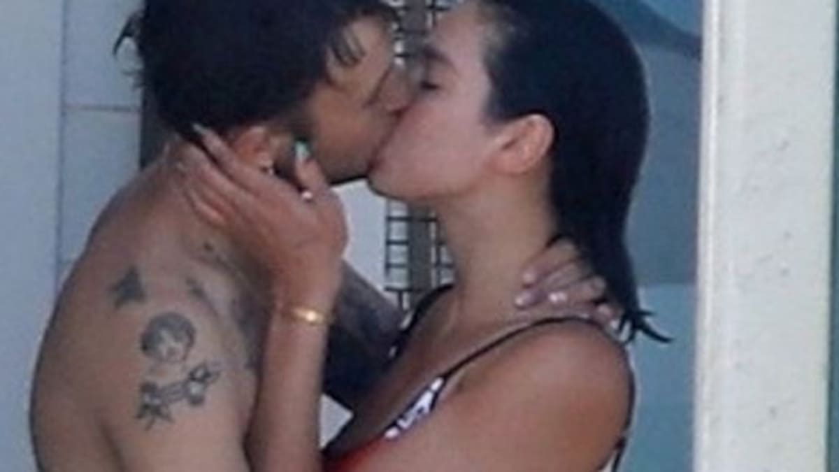 Las fotos más románticas de Dua Lipa a los besos con su novio en la playa