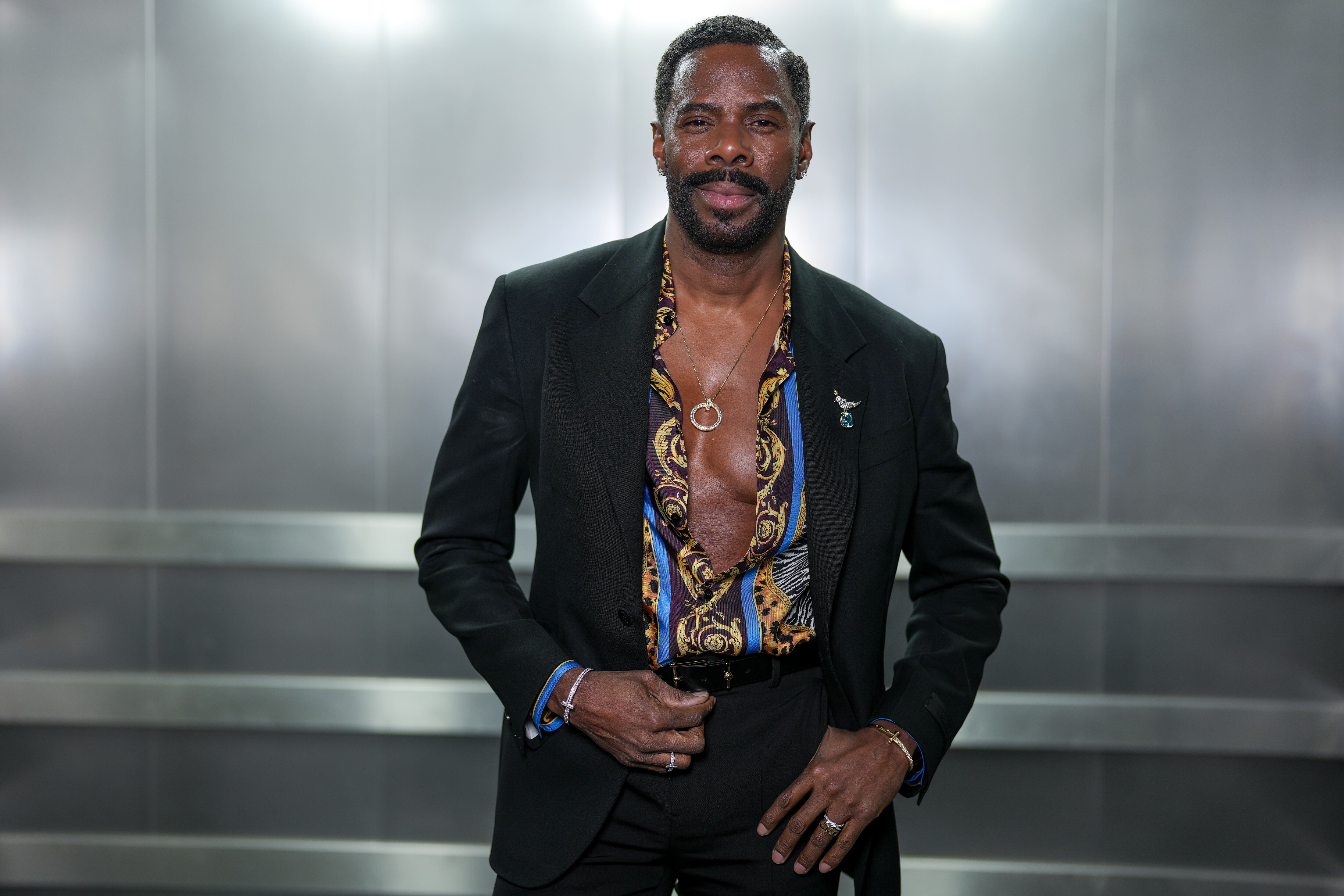 Colman Domingo se presentó a los BAFTA 2025 arreglado pero informal. El actor tiró de colores clásicos pero combinados con una camisa de colores abierta en el pecho.