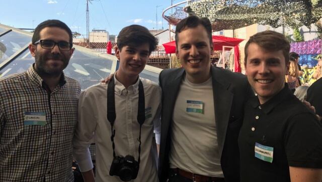 Parte de la redacción de LOS40.com junto a Mike Krieger