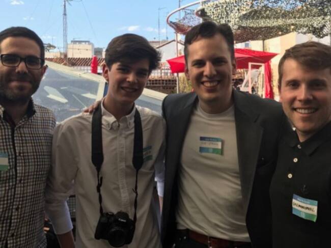 Parte de la redacción de LOS40.com junto a Mike Krieger